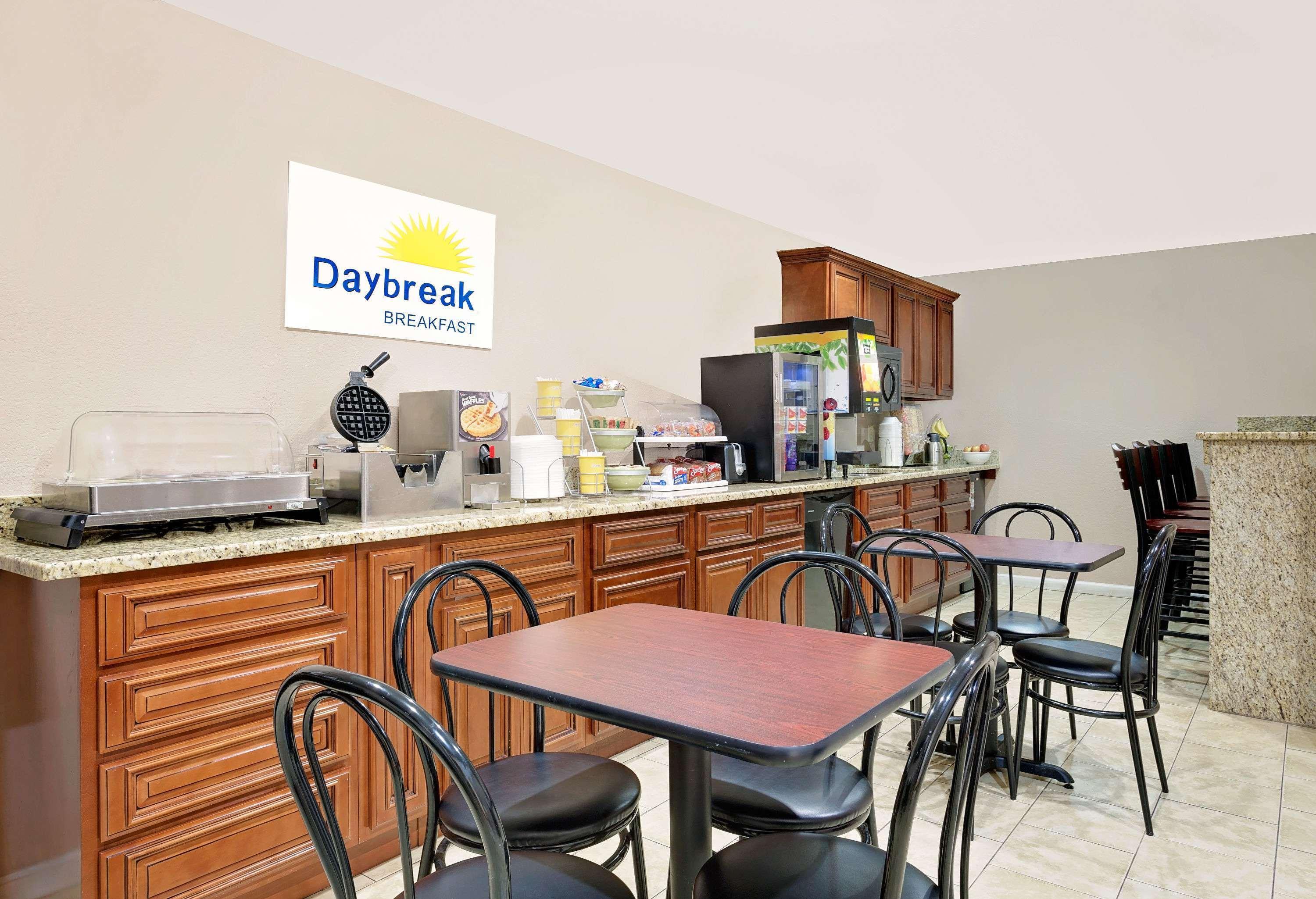 Days Inn By Wyndham Savannah Exterior foto