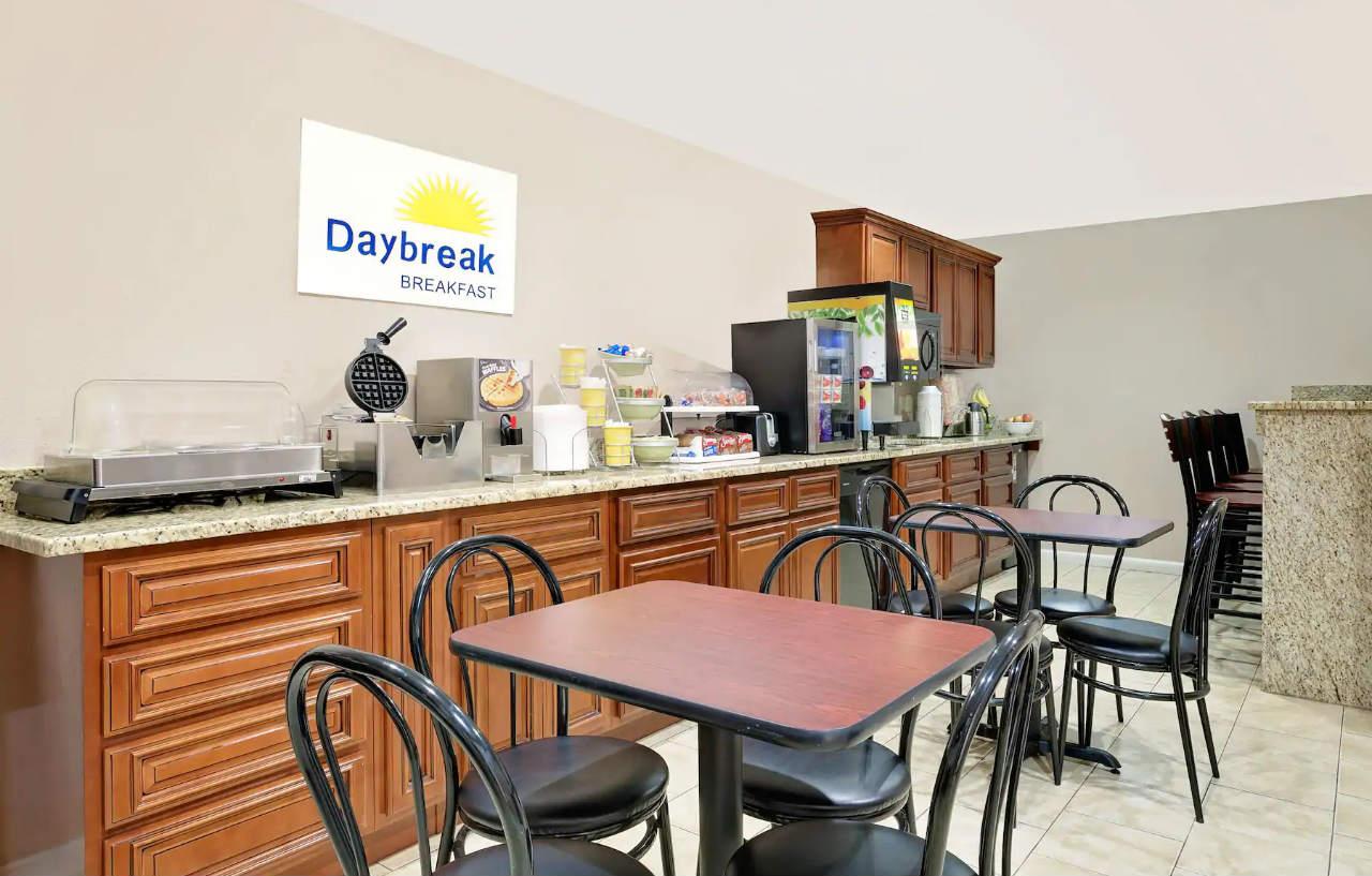 Days Inn By Wyndham Savannah Exterior foto